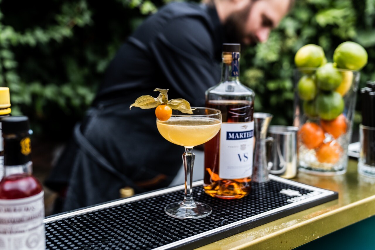 Cocktail uit mobiele cocktailbar cocktail creators